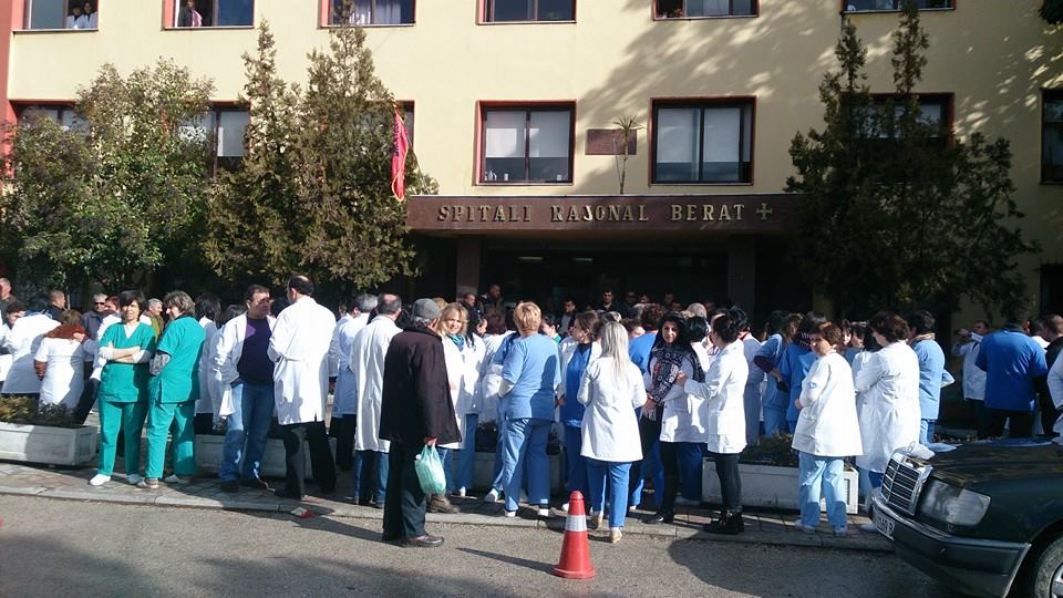 Berat protesta e mjekeve infermiereve1