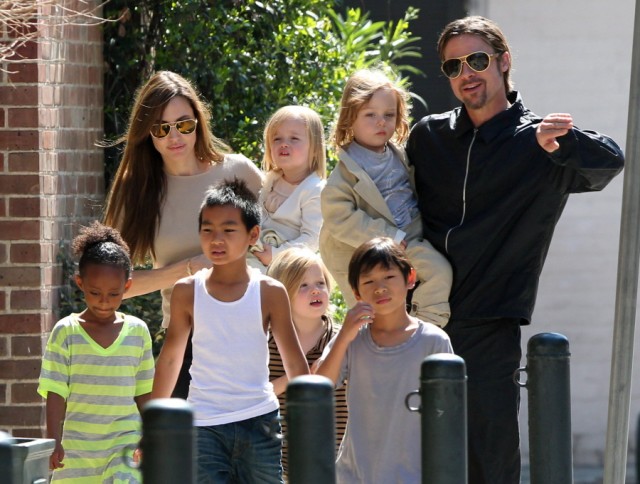 Angelina-and-Pitt-with-their-six-kids