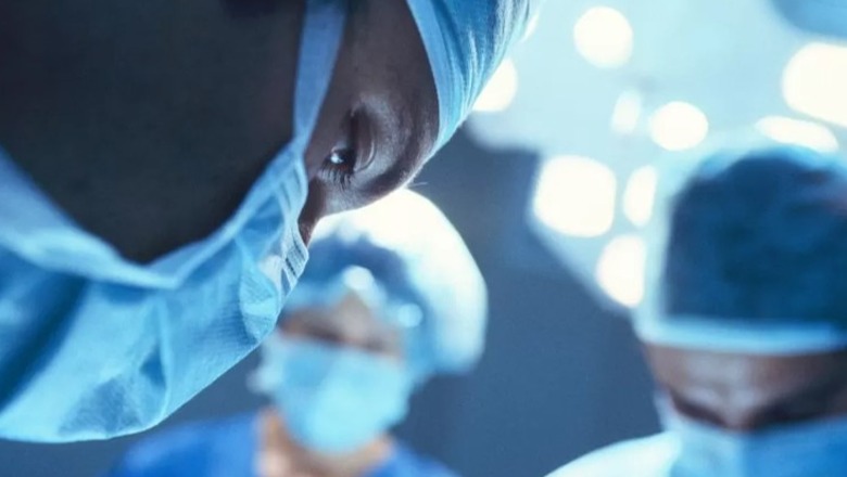irurget femra sulmohen seksualisht nga kolegët gjatë operacioneve